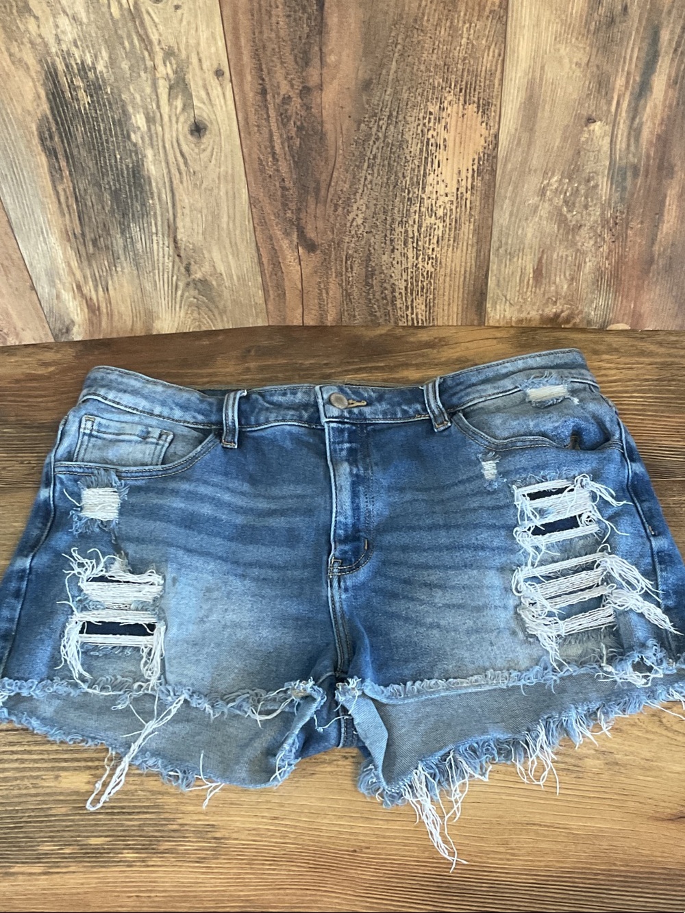 KanCan Kurvy Mid rise Destroyed Distressed Cut Off Jean Shorts 32      185B